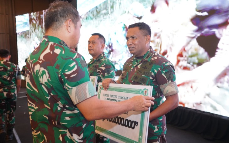 Dandim 1310/Bitung, Letkol Czi Hanif Tupen, ST.,MIP saat menerima penghargaan dari KSAD Jenderal TNI Maruli Simanjuntak dalam lomba Binter antar satuan Kodim se-Indonesia