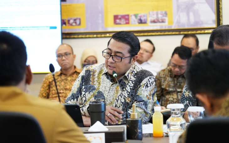 Menteri Ekonomi Kreatif, Teuku Riefky Harsya, menghadiri Rapat Koordinasi Komite Kebijakan KUR di Gedung Ali Wardhana, Jakarta, Senin (17/11/2025)