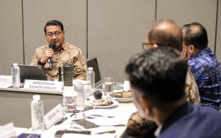Menteri Ekonomi Kreatif, Teuku Riefky Harsya, mempersentasikan keterbukaan informasi publik pada Uji Publik Komisi Informasi Pusat (KIP) di Hotel Grand Mercure, Jakarta, Selasa (18/11/2025)