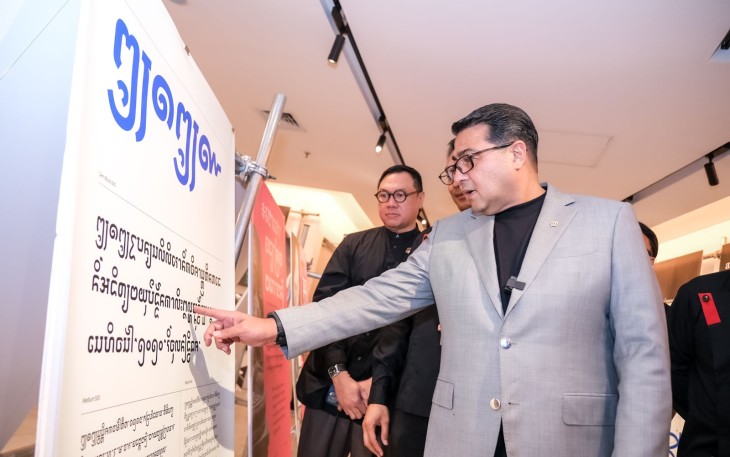 Menteri Ekonomi Kreatif, Teuku Riefky Harsya, meninjau pameran typography dalam rangkauan acara ADGI (Asosiasi Desain Grafis Indonesia) Design Week 2025 di Taman Ismail Marzuki (TIM), Jakarta, Rabu (19/11/2025)