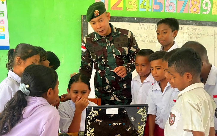 Satgas Pamtas Ajarkan Dasar Komputer untuk Siswa Perbatasan