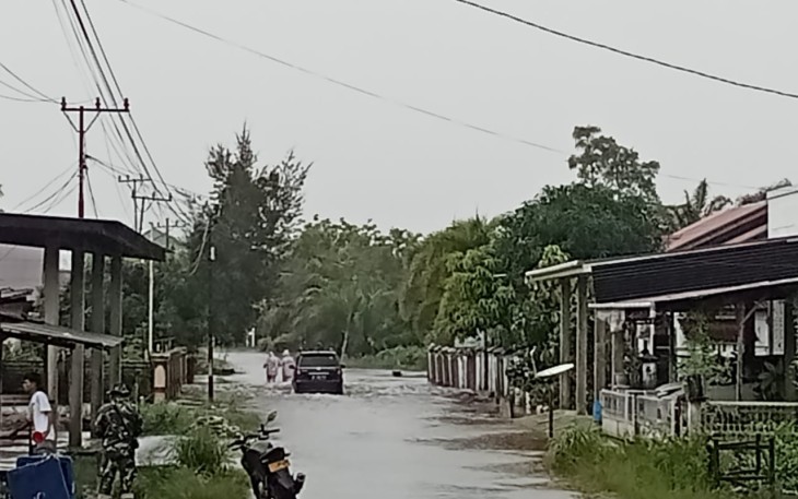 Salah satu titik akses jalan di ibukota Kabupaten Aceh Singkil terendam banjir