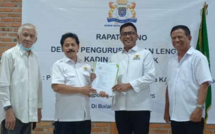 Edmon Johan saat menerima surat pengukuhan Plt Ketua Kadin Depok, Rabu (3/12)