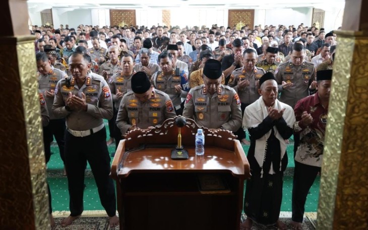 Sholat ghaib di masjid Arif Nurul Huda Mapolda Jatim, Jum'at (5/12)