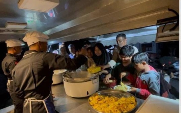 Dapur Lapangan Brimob Suplai Bantuan Makanan untuk Korban Banjir di Aceh Tamiang