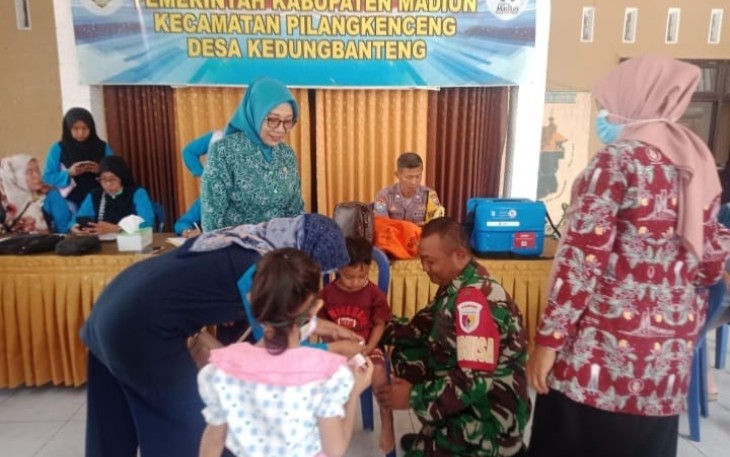 Babinsa Kedungbanteng Dukung Suksesnya Imunisasi untuk Kesehatan Masyarakat