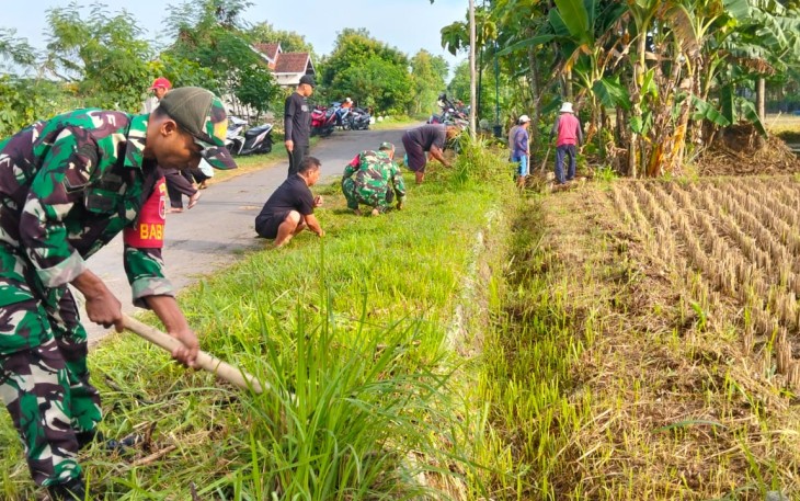 Babinsa Kodim Ponorogo Ikut Kerja Bakti Bersihkan Sampah di Jalan