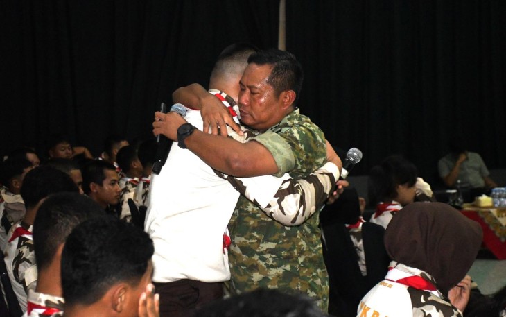 Danrem 083/Bdj Kolonel Inf Kohir memeluk peserta persami KKRI di Blitar, Sabtu (6/12)