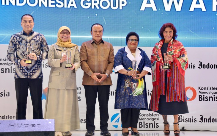 Wamendagri Ribka Haluk Terima Penghargaan Tokoh Percepatan Pembangunan Papua
