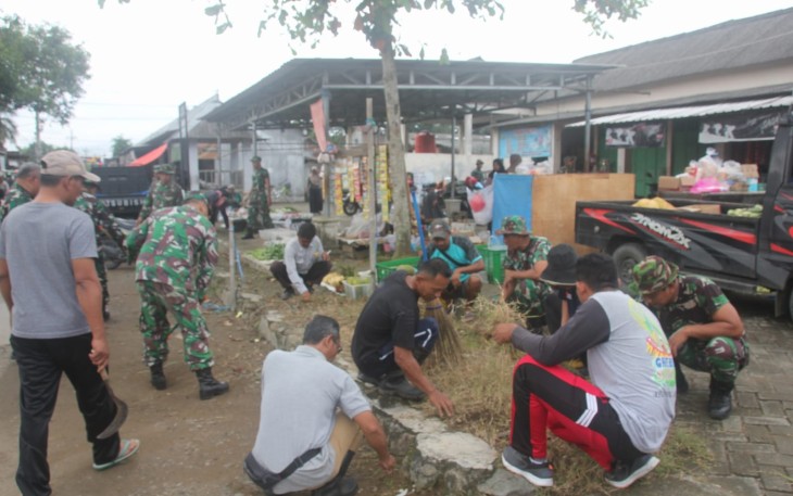 Bersihkan lingkungan di pasar Sumber Kabupaten Trenggalek 