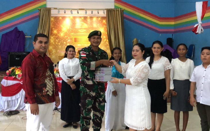Danpos Auren, Letda Arm Hafidz Syahrafi menyerahkan buku natal dan alkitab 
