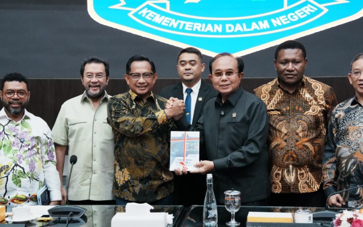 Mendagri kepada awak media usai Rapat Bersama dengan Dewan Perwakilan Daerah (DPD) Republik Indonesia (RI) di Gedung Sasana Bhakti Praja, Kantor Pusat Kementerian Dalam Negeri (Kemendagri), Jakarta, Kamis (11/12/2025)