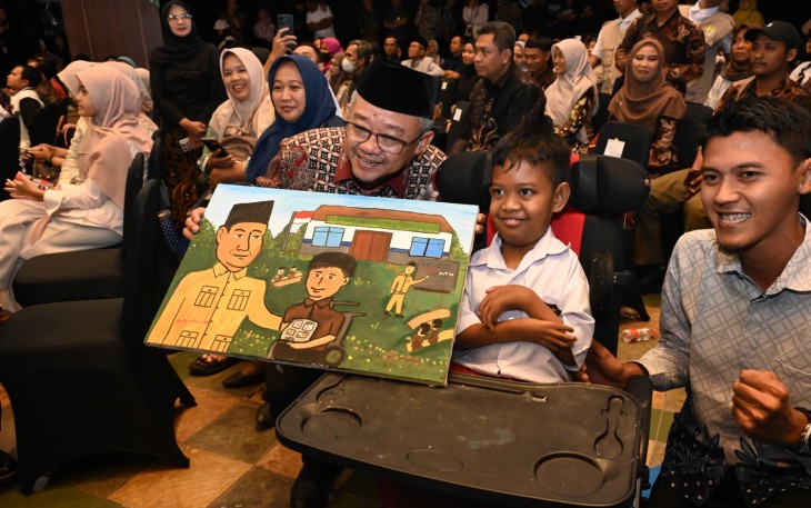 Menteri Pendidikan Dasar dan Menengah (Mendikdasmen), Abdul Mu’ti, saat menerima secara langsung lukisan dari Tegar pada Puncak Gelar Karya Vokasi PKPLK 2025 di Jakarta pada Kamis (18/12)