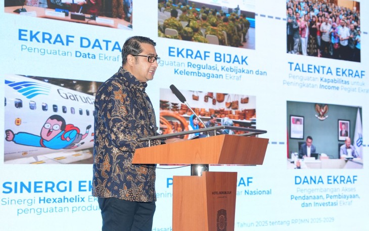 Menteri Ekonomi Kreatif, Teuku Riefky Harsya, saat memberikan sambutan dalam penetapan KaTa Kreatif 2025 di Hotel Borobudur, Jakarta, Jumat (19/12/2025)