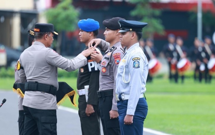Kapolda Jatim Irjen Pol Nanang Avianto saat pimpin apel gelar pasukan terpusat operasi lilin Semeru 2025 di mapolda Jatim, Jum'at (19/12)