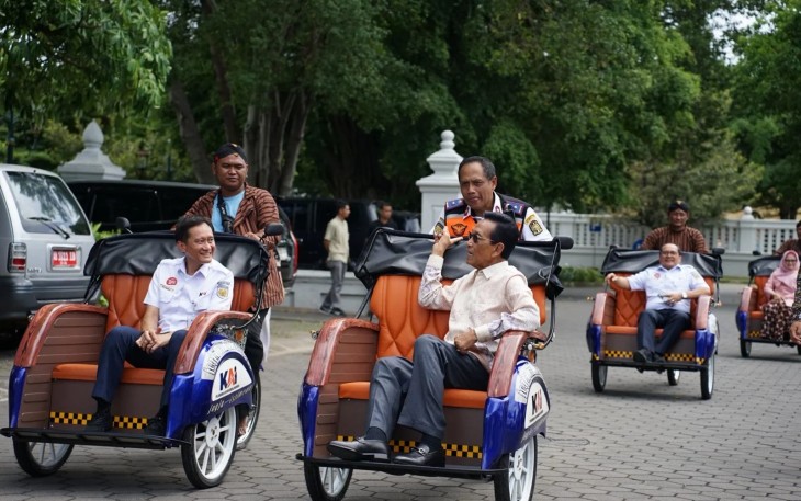 Direktur Utama KAI Bobby Rasyidin hadir dan menyerahkan bantuan becak listrik kepada Gubernur DIY, Sri Sultan Hamengku Buwono X