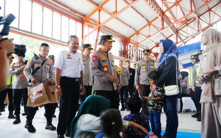 Kapolri saat melaksanakan peninjauan langsung di Stasiun Tawang, Minggu (21/12/2025) pukul 13.30 WIB.