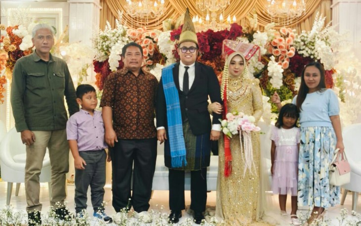 Ketua PRSI DPW Sumut Feriwanto Nainggolan foto bersama resepsi pernikahan, Minggu (21/12)