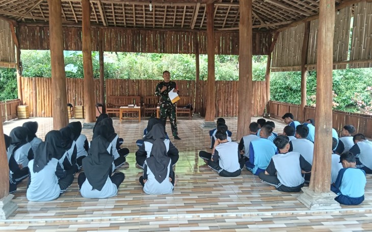 Babinsa Durenan Tanamkan Disiplin dan Jiwa Kepemimpinan kepada Siswa SMPN 2 Gemarang