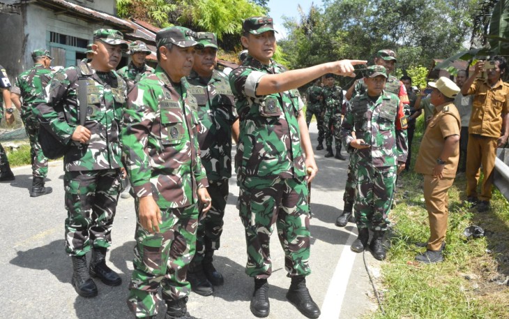 Pangdam I/BB beserta rombongan melihat langsung titik-titik kerusakan jalan akibat longsor dan banjir yang terjadi beberapa waktu lalu