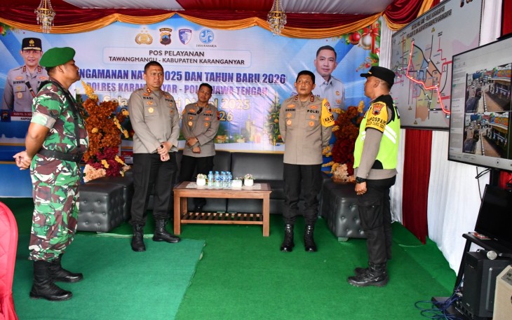 Kapolda Jateng Irjen Pol Ribut Hari Wibowo didampingi Kapolres Karanganyar AKBP Hadi Kristanto, meninjau Pos Pelayanan di jalur wisata Tawangmangu, Selasa (23/12/2025)