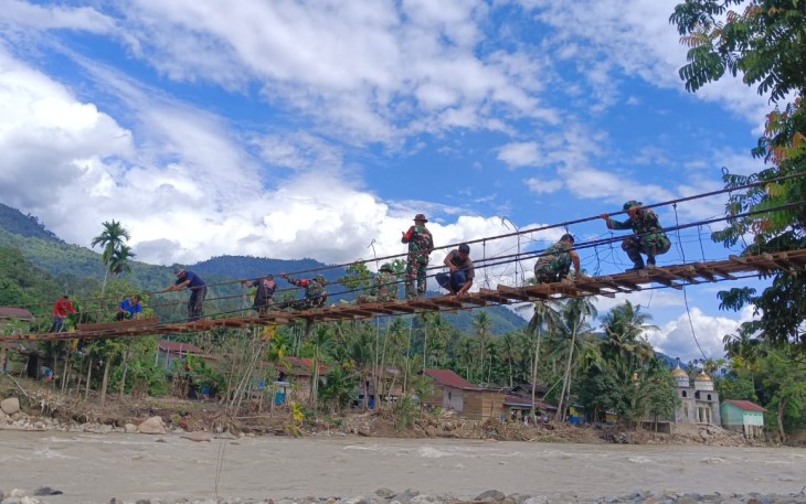 Prajurit TNI Bersama Warga Perbaiki Jembatan Gantung di Aceh Tenggara