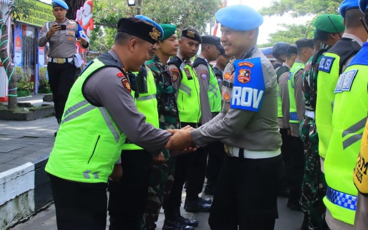Kombes Pol Ganang Nugroho Widhi memimpin Tim Divpropam Mabes Polri saat melakukan Ops Gaktiplin di Pos Terpadu Alun-alun Karanganyar, Kamis (25/12/2025)