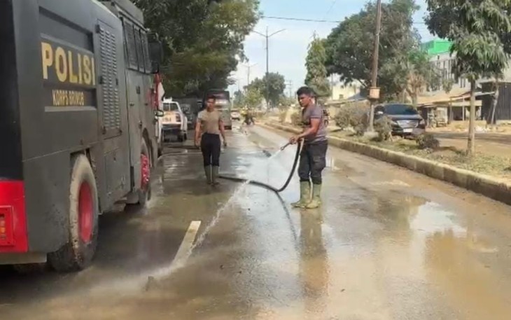 Minimalisir Debu Pasca Banjir Polri Lakukan Pembersihan dan Penyiraman Jalan Protokol Aceh Tamiang