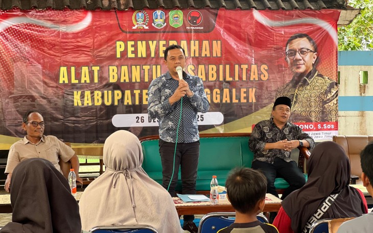 Wakil Ketua DPRD Jawa Timur Deni Wicaksono menyalurkan bantuan alat bantu disabilitas dari Dinas Sosial Provinsi Jatim kepada warga Kabupaten Trenggalek