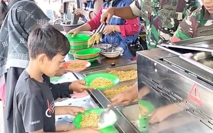 TNI Dirikan Dapur Umum di Timang Gajah, Bantu Pengungsi Terdampak Bencana