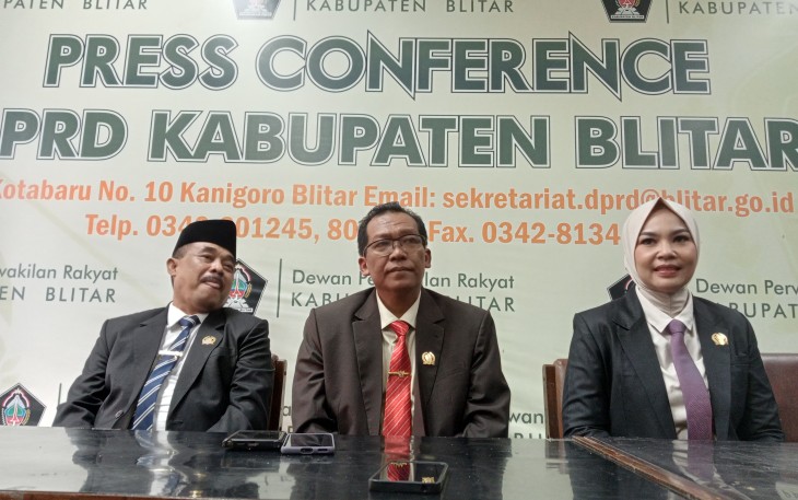 Wakil Ketua DPRD Kabupaten Blitar Ratna Dewi Nirwana Sari bersama Pimpinan DPRD Lainnya. (Foto : Klikwarta.com)