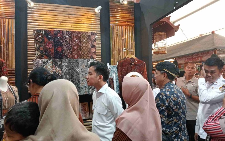 Wapres Gibran Saat Tinjau Stand Bazar Blitar Djadoel Tahun 2025