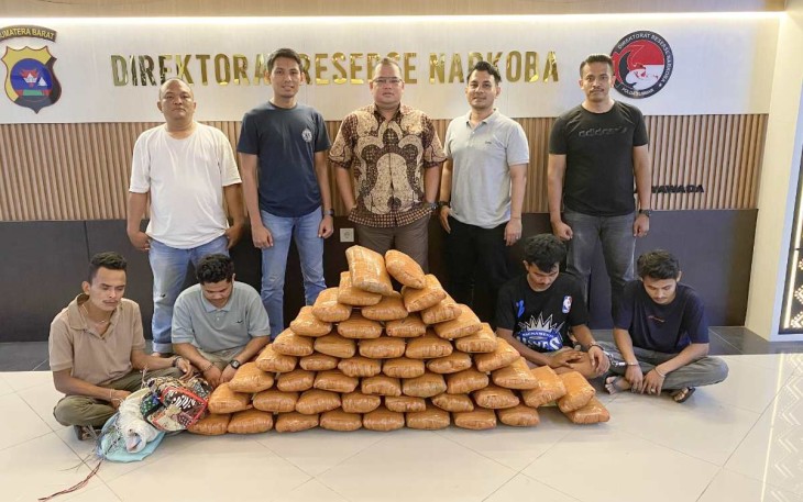 Tersangka (duduk diborgol) saat diamankan petugas
