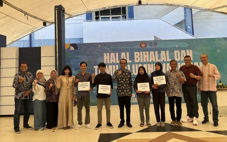 Direktur Polinema, Supriyatna Adhisuwignjo ST, MT (tengah) bersama alumni dan jajaran Polinema beserta keempat penerima beasiswa, Minggu (27/4)