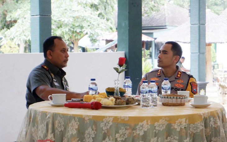 Dandim 0801/Pacitan Letkol Arh Imam Musahirul bersama Kapolres Pacitan AKBP Agus Diponegoro di Makodim, Rabu (7/5)