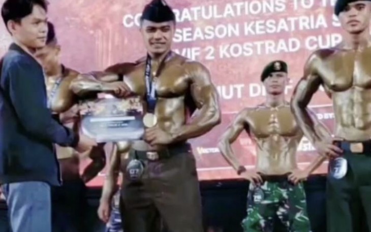Dedik Susanto menerima trophy juara kejuaraan Body Contest Pangdivif 2 Kostrad Cup 2025, Sabtu (10/5)