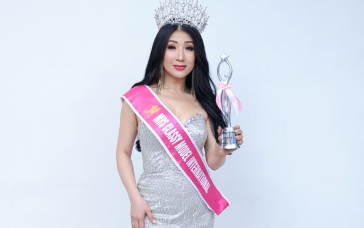 Juliana Yu Sukses Raih The Mrs Classy Model Internasional 2025 