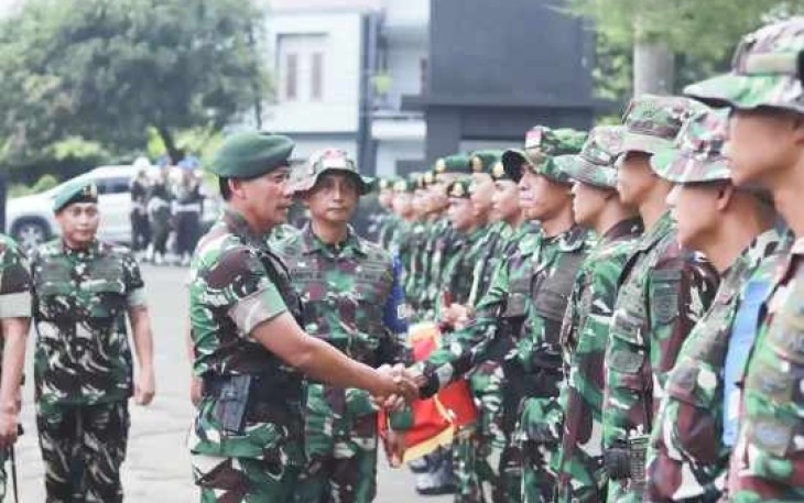 Pangkostrad Letjen TNI Mohammad Fadjar menyalami prajuritnya di Yonif 321 Kostrad, Majalengka, Kamis (22/5)