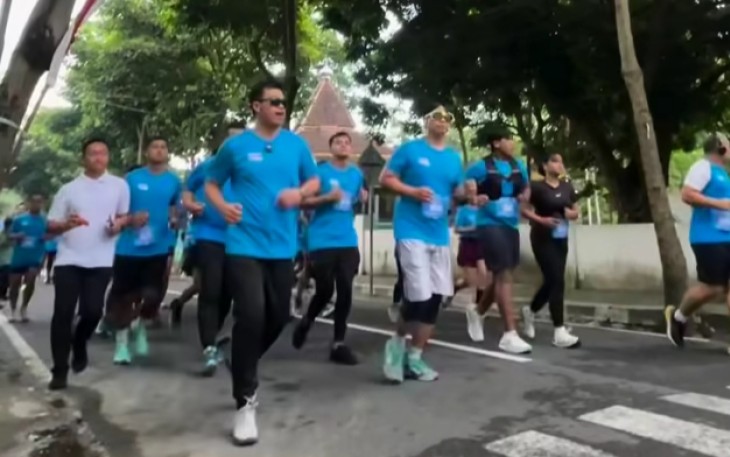 Mas Ibbin (pakai kacamata dan celana hitam) Saat Berlari di Program CFD Kota Blitar, Minggu (8/6/2025).