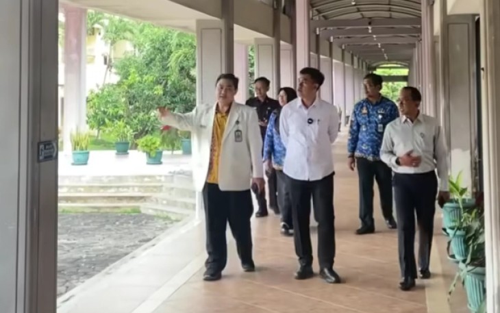 Mas Ibbin (tengah) Didampingi Plh Sekda Kota Blitar Widodo SJ (kanan depan) bersama Plt. Direktur RSUD Mardi Waluyo Kota Blitar dr. Bernard T.R. Sp.PK. Tinjau Rumah Sakit, Senin 2 Juni 2025. (Foto : ist)