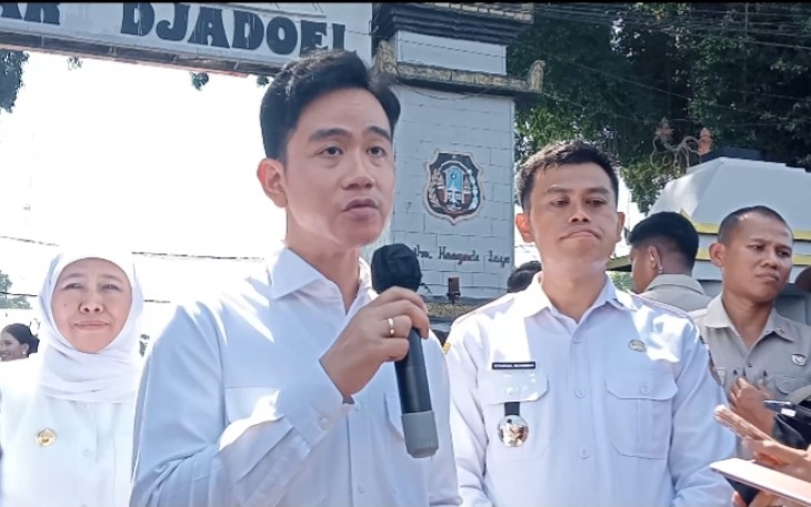 Wapres Gibran Didampingi Gubernur Jatim Khofifah Indar Parawansa dan Walikota Blitar Syauqul Muhibbin Saat Konpers Seusai Tinjau Stand Bazar Blitar Djadoel Tahun 2025, Rabu (18/6/2025) di Kota Blitar. (Foto : Klikwarta.com)