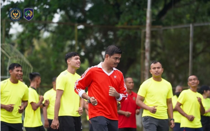 Tampak Berbaju Merah Karutan Pangkalan Brandan Erwin Siregar Sedang Mengikuti Olahraga Bersama.