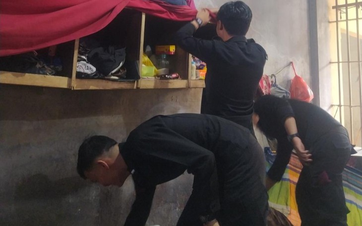 Tampak Petugas Rutan Labuhan Deli Sedang Melaksanakan Razia Rutin pada Blok Hunian Warga Binaan.