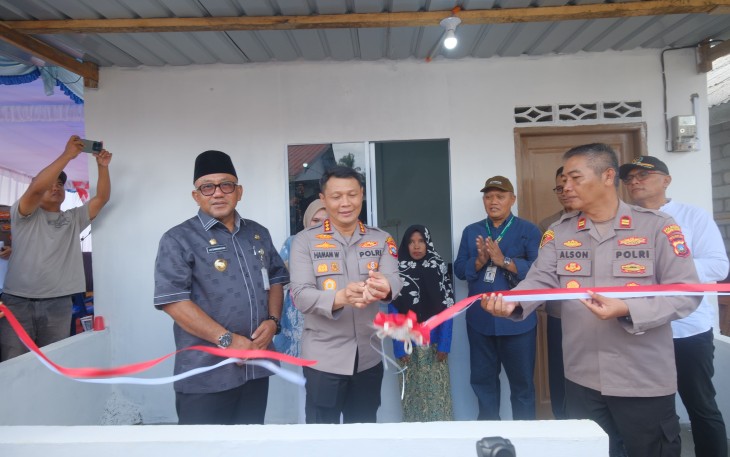 Peresmian satu unit rumah hasil program bedah rumah untuk warga tidak mampu di Gang Senggol, RT 3/RW 2, Kelurahan Kampung Bugis, Kecamatan Tanjungpinang Kota, Kamis (26/6/2025).