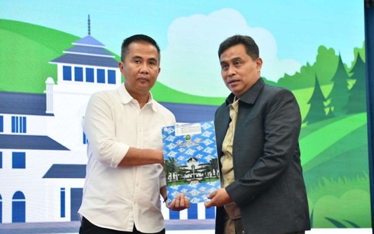 Pemerintah Daerah Provinsi Jawa Barat (Pemprov Jabar) bersama Kejaksaan Tinggi Jawa Barat (Kejati Jabar) menandatangani nota kesepakatan yang bertujuan untuk memperkuat transparansi dan kepastian hukum dalam tata kelola pemerintahan serta pengelolaan Badan Usaha Milik Daerah (BUMD)