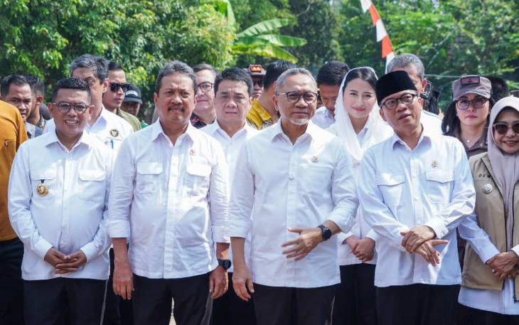 Menteri Kelautan dan Perikanan Sakti Wahyu Trenggono di Desa Kertasana di Kabupaten Pandeglang, Banten.