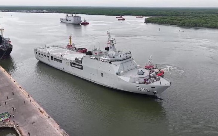 KRI Banda Aceh-593 saat Bawa Bantuan 320 Ton Beras Bulog Menuju Nias