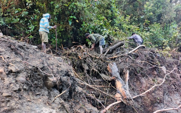 Pasca banjir disertai longsor, sejumlah warga masih melakukan pencarian korban hilang.