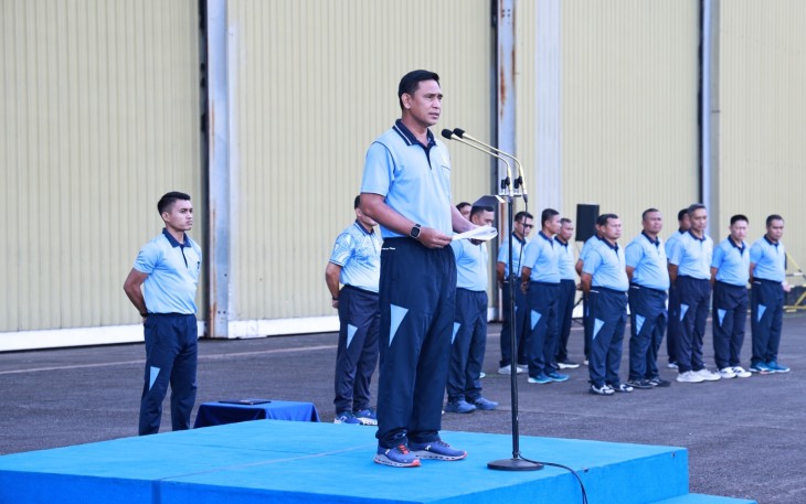 Panglima Komando Operasi Udara II Marsda TNI Deni Hasoloan, S., yang diwakili Kepala Staf Komando Operasi Udara II Marsma TNI Indan Gilang Buldansyah, S.Sos. memimpin Upacara Pembukaan Pertandingan Olahraga Antar Satuan dalam rangka peringatan HUT ke-79 TNI Angkatan Udara Tahun 2025 di Apron Skadron Udara 5 Lanud Sultan Hasanuddin, Makassar, Senin (24/2/2025)
