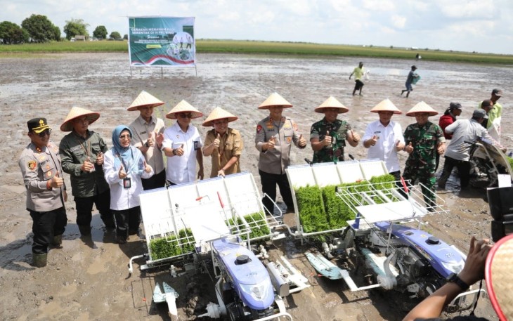 Kapolda Kalteng Bersama Forkopimda Tanam Padi Serentak di Sampit Bersama 13 Provinsi Lainnya